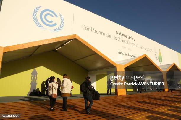 Derniers préparatifs pour la COP21, sur le site consacré aux conférences sur le climat, le 28 novembre 2015, Le Bourget, France.