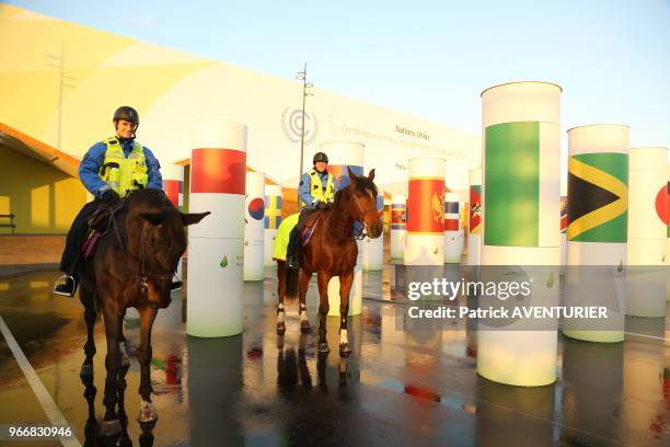 La sécurité se préparant pour la COP21, sur le site consacré aux conférences sur le climat, le 28 novembre 2015, Le Bourget, France.