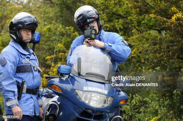 Des motards de la gendarmerie nationale effectuent des controles de vitesse au bord de la route ? quatre voies Nantes Saint-Nazaire avec un appareil...