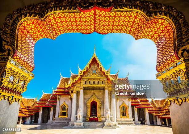 the marble temple in bankgok thailand. locally known as wat benchamabophit. - bangkok bildbanksfoton och bilder