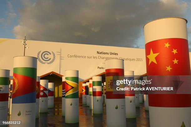 Derniers préparatifs pour la COP21, sur le site consacré aux conférences sur le climat, le 28 novembre 2015, Le Bourget, France.