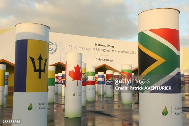 Derniers préparatifs pour la COP21, sur le site consacré aux conférences sur le climat, le 28 novembre 2015, Le Bourget, France.