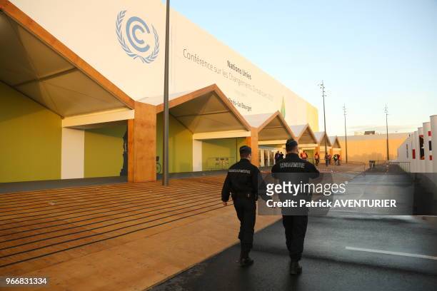 La sécurité se préparant pour la COP21, sur le site consacré aux conférences sur le climat, le 28 novembre 2015, Le Bourget, France.
