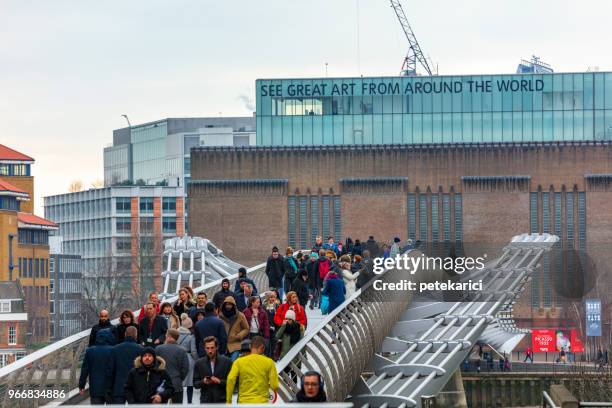 millennium bridge e tate modern - stazione di monument londra foto e immagini stock