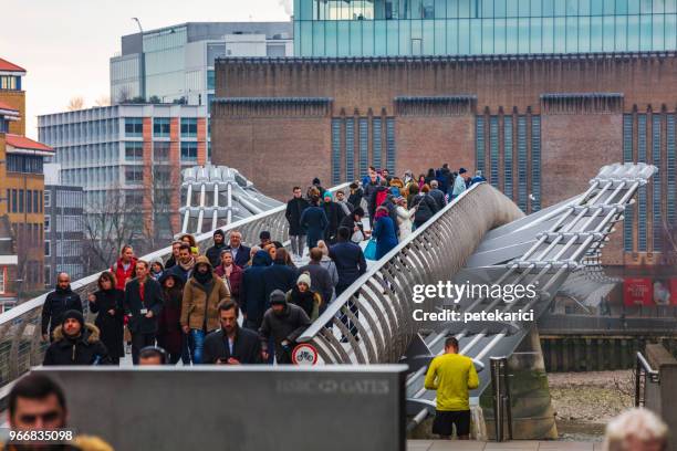 millennium bridge y tate modern - monument station london fotografías e imágenes de stock