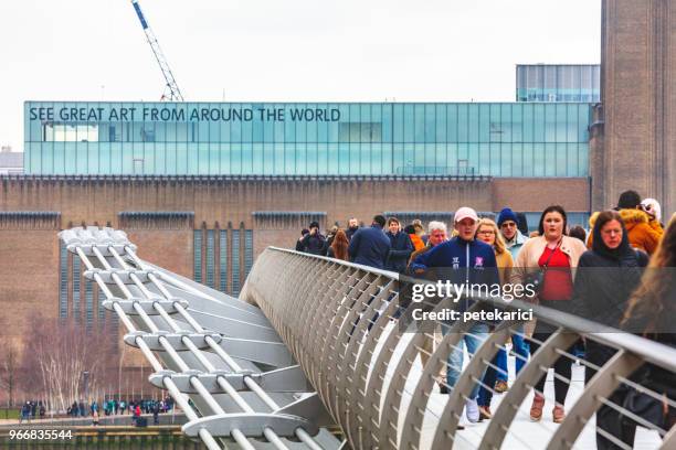 千禧橋與泰特現代 - monument station london 個照片及圖片檔