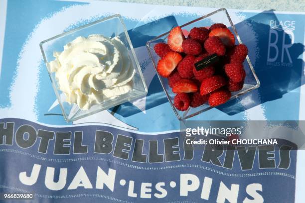 Coupe de fraises chantilly a l'hotel mytique Belle Rives connu aussi avant sa transformation en hotel en 1929 sous le nom de villa Saint Louis ou...
