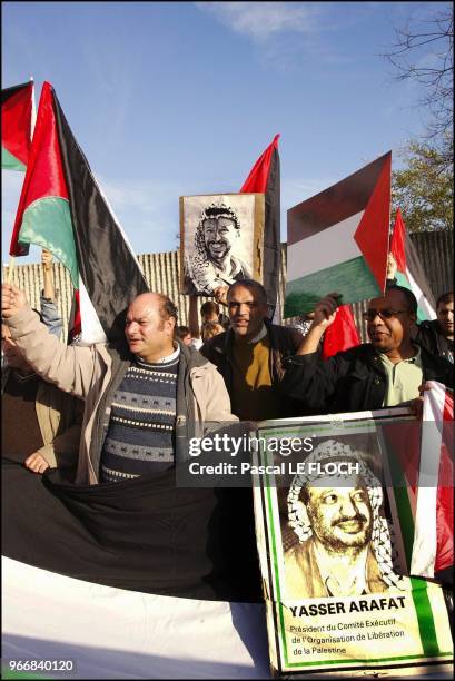 Sympathizers in front of the hospital.