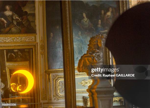 Oeuvre 'Deep Mirror' de l'artiste Olafur Eliasson, 28 juin 2016, salon de l'Oeil de Boeuf, château de Versailles, France.