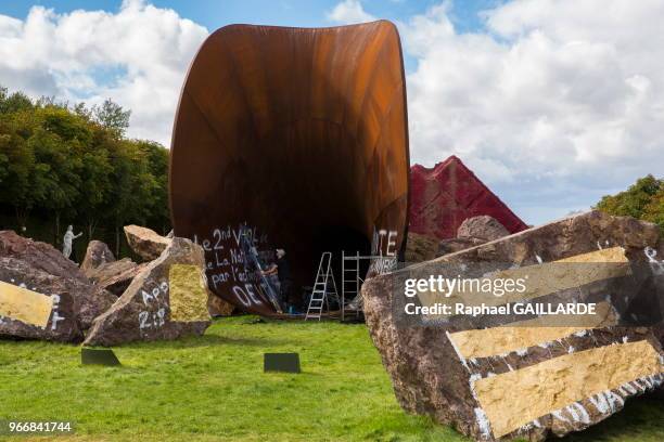 Couverture des inscriptions antisémites sur l'oeuvre d'Anish Kapoor vandalisée, 'Dirty Corner' par des feuilles d'or, le 21 septembre 2015, pac du...