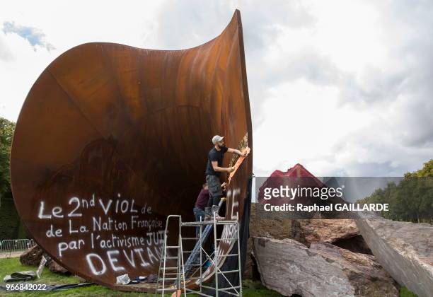 Couverture des inscriptions antisémites sur l'oeuvre d'Anish Kapoor vandalisée, 'Dirty Corner' par des feuilles d'or, le 21 septembre 2015, pac du...