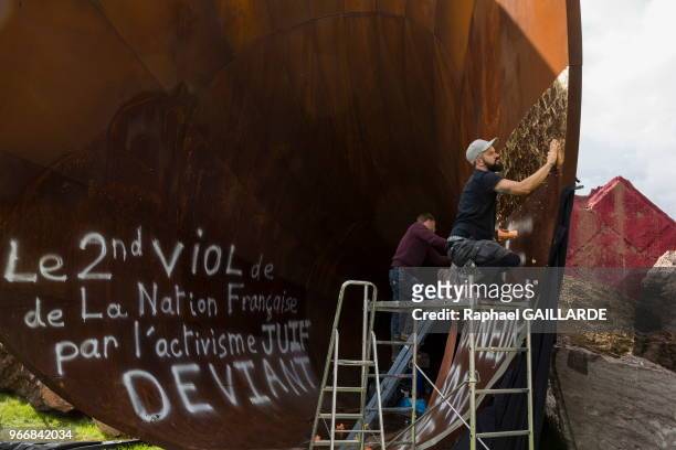 Couverture des inscriptions antisémites sur l'oeuvre d'Anish Kapoor vandalisée, 'Dirty Corner' par des feuilles d'or, le 21 septembre 2015, pac du...