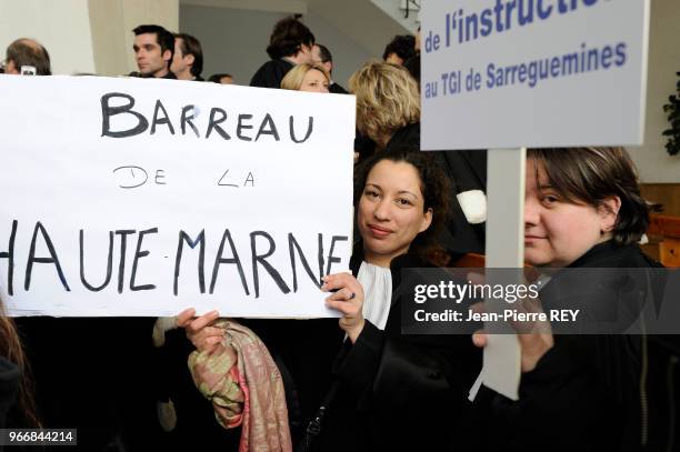 Des avocats en grève contre la loi Dati s'invite au procés du tueur en série à Charleville Mézieres le 28 mars 2008, France.