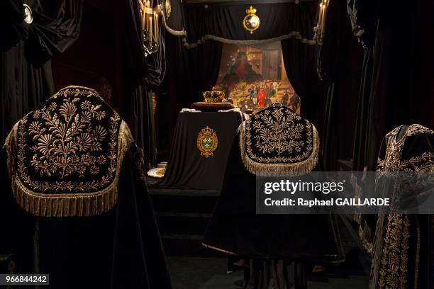 Emblèmes et ornements des funérailles de Louis XVIII , exposition 'Le Roi est Mort' le 26 octobre 2015 au Château de Versailles, France.