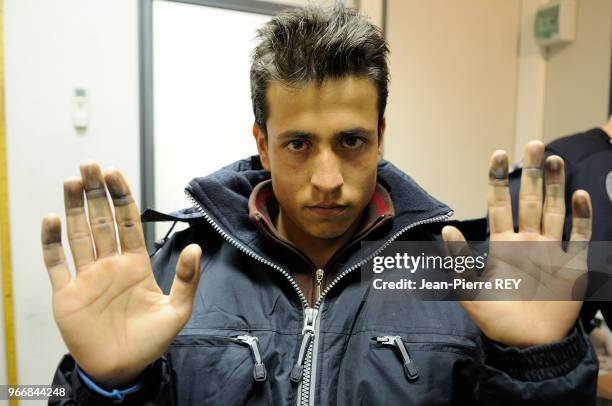 Des policiers viennent de prendre les empreintes digitales d'un cladestins kurde à Menton le 15 janvier 2008, France.