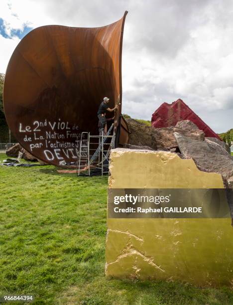 Couverture des inscriptions antisémites sur l'oeuvre d'Anish Kapoor vandalisée, 'Dirty Corner' par des feuilles d'or, le 21 septembre 2015, pac du...