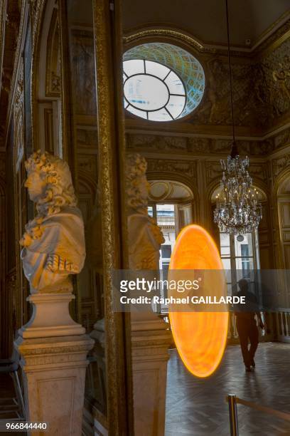 Oeuvre 'Deep Mirror' de l'artiste Olafur Eliasson, 28 juin 2016, salon de l'Oeil de Boeuf, château de Versailles, France.