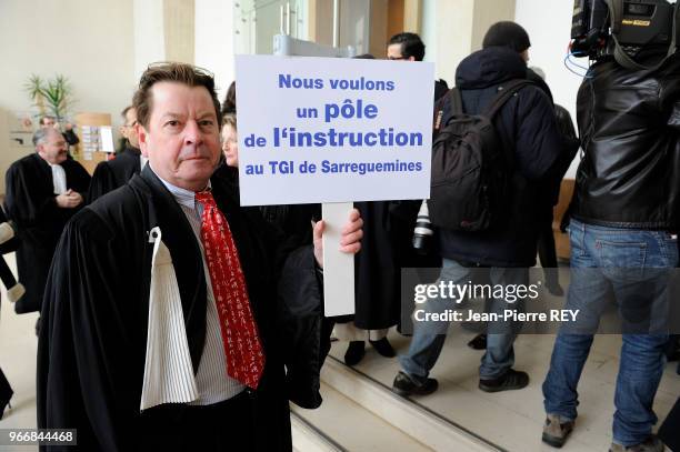 Des avocats en grève contre la loi Dati s'invite au procés du tueur en série à Charleville Mézieres le 28 mars 2008, France.