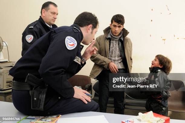 Un jeune Pakistanais avec sa soeur ont été arrêté par les policiers à la gare à Menton le 15 janvier 2008, France.