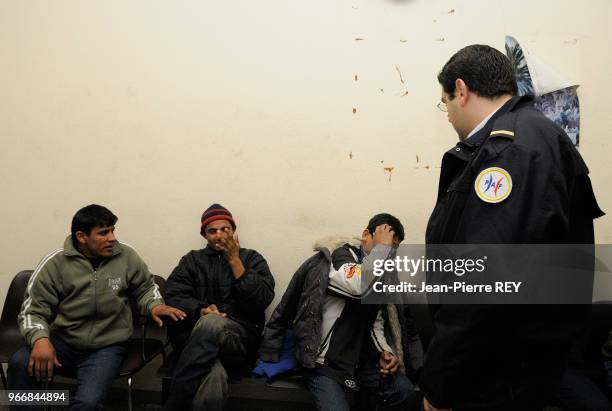 Des clandestins afghans et pakistanais au poste de la police aux frontière le 15 janvier 2008 à Menton, France.