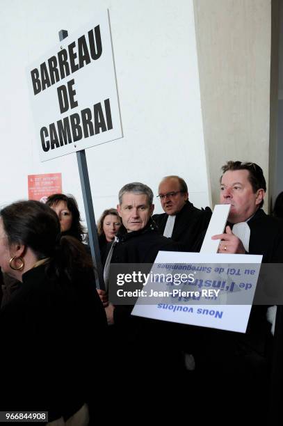 Des avocats en grève contre la loi Dati s'invite au procés du tueur en série à Charleville Mézieres le 28 mars 2008, France.