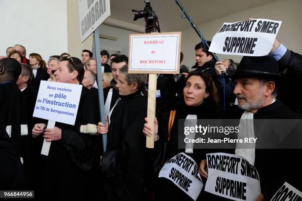 Des avocats en grève contre la loi Dati s'invite au procés du tueur en série à Charleville Mézieres le 28 mars 2008, France.