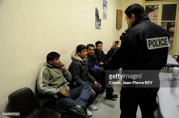 Des clandestins afghans et pakistanais au poste de la police aux frontière le 15 janvier 2008 à Menton, France.