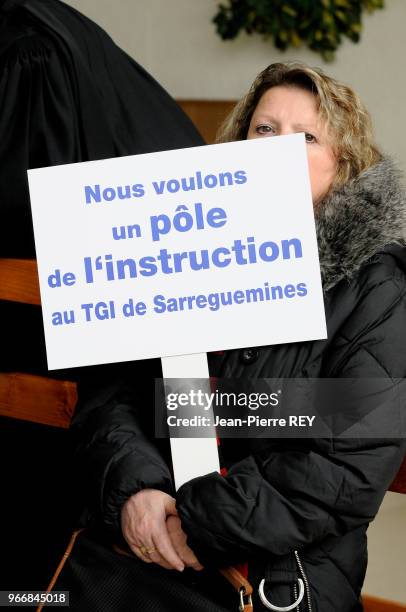 Des avocats en grève contre la loi Dati s'invite au procés du tueur en série à Charleville Mézieres le 28 mars 2008, France.