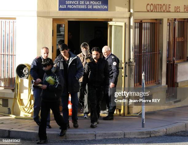 Des clandestins Pakistanais et Irakien au poste frontière à Menton le 15 janvier 2008, France.