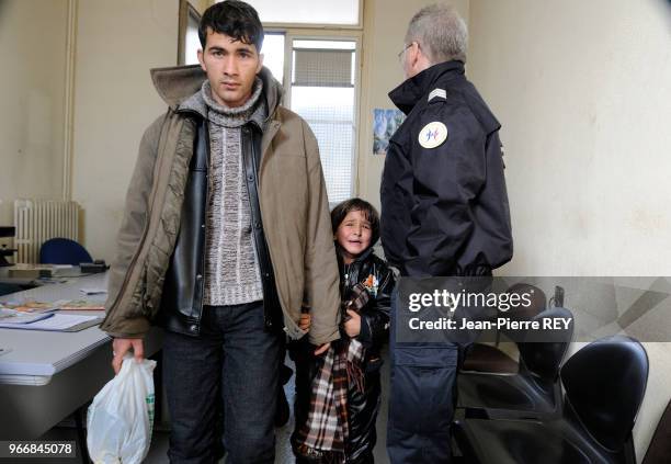 Un jeune Pakistanais avec sa soeur ont été arrêté par les policiers à la gare à Menton le 15 janvier 2008, France.