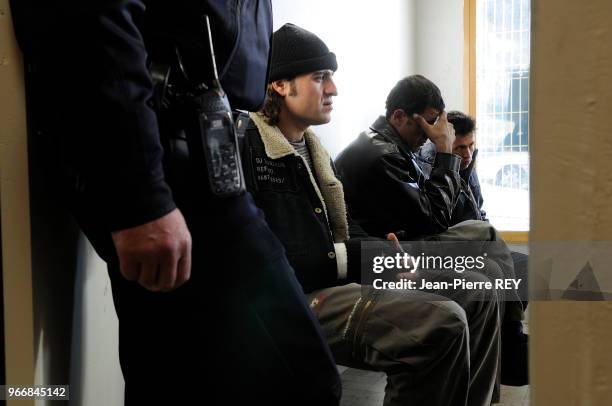 Des clandestins au poste frontière de la PAF à Menton le 15 janvier 2008, France.