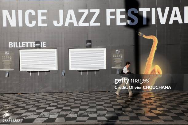 Femme passant devant la billetterie de 'Nice Jazz Festival' le long de la promenade des Anglais après l'attentat terroriste du 14 juillet 2016 ayant...