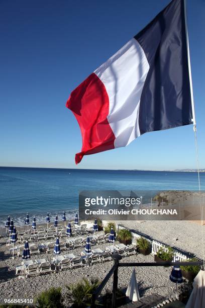 Plage et drapeau français flottant au vent sur la promenade des Anglais après l'attentat terroriste du 14 juillet 2016 ayant fait plus de 84 morts,...