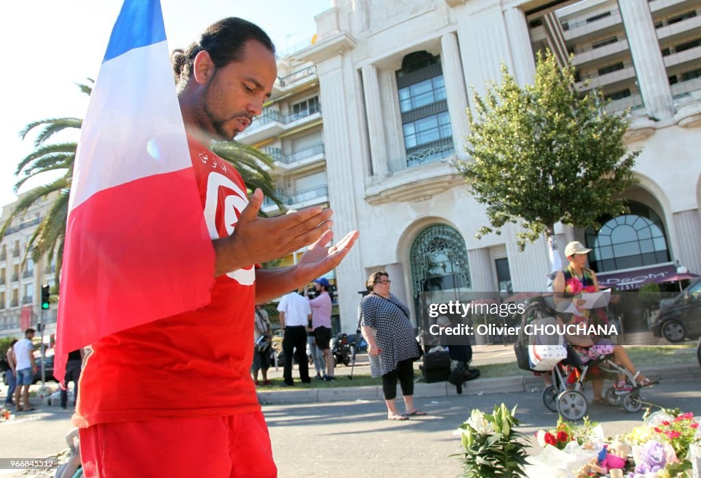 Un homme avec un drapeau français et portant un tee-shirt turque
