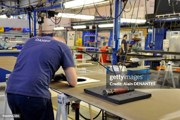 Usine de l'equipementier aeronautique Daher fabricant de pieces de haute technologie pour les avions, techniciens au travail, le 14 Octobre 2016 a...