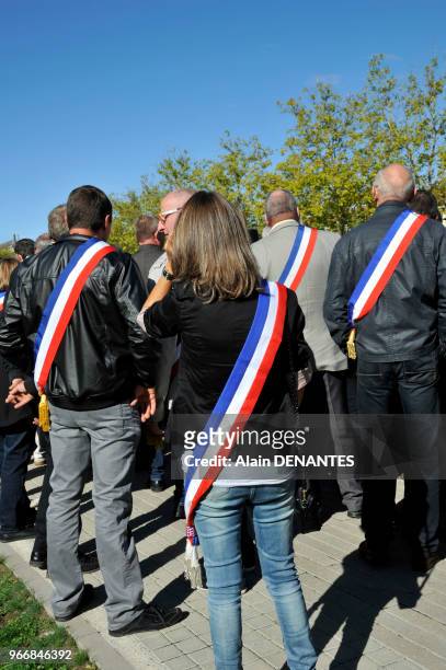 Maires homme et femme portant leur echarpe tricolore lors du rassemblement de protestation contre la baisse des dotations de l'Etat aux communes, le...