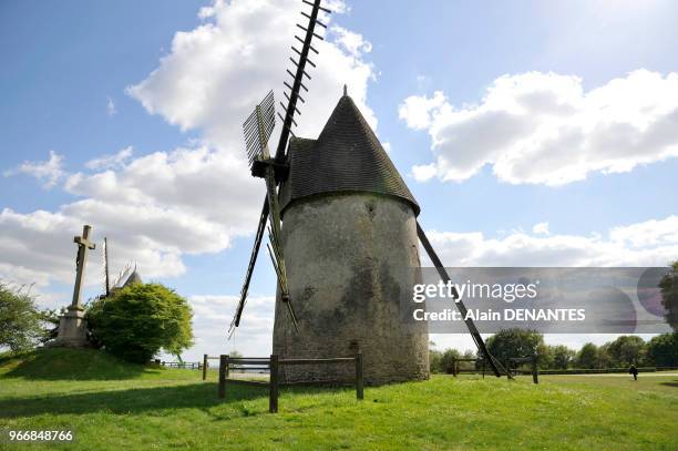 Moulin à vent au sommet du Mont des Alouettes, lieu historique des Guerres de Vendée offrant un panorama sur le bocage vendeen, situé aux Herbiers à...