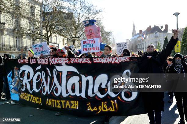 Manifestation contre les violences policieres et pour marquer l'opposition au projet d'aéroport de Notre-Dame-des-Landes, le 21 février 2015 à...