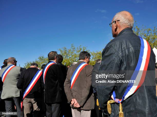 Maires portant leur echarpe tricolore lors du rassemblement de protestation contre la baisse des dotations de l'Etat aux communes, le 19 Septembre...