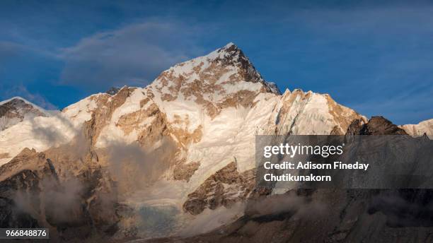 gorakshep village at sunset, everest region, nepal - kangtega foto e immagini stock