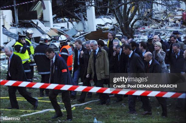 Le ministre de l'Education nationale, Gilles de Robien, accompagne des elus de la ville sur les lieux de l'explosion. Le ministre de l'Education...