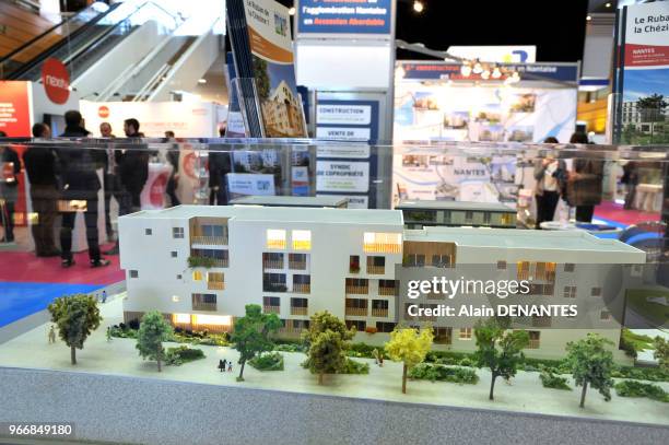 Maquette d'un projet immobilier et visiteurs sur le stand d'un promoteur lors d'un salon immobilier, le 18 Mars 2016 à Nantes, Ouest de la France.