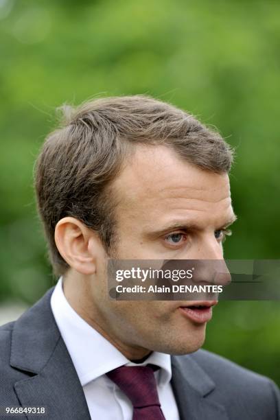 Emmanuel Macron, ministre francais de l'Economie, de l'Industrie et du Numerique, en visite chez l'equipementier aeronautique Daher pour presenter...
