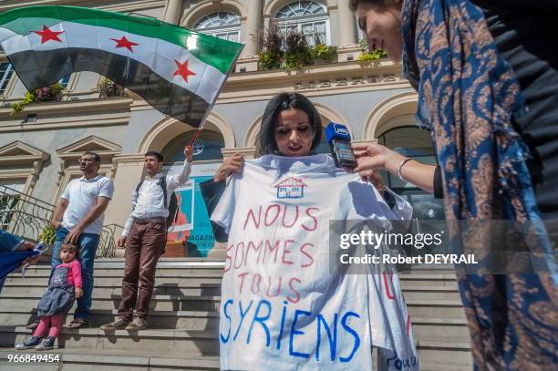 Plusieures dizaines de personnes se sont rassemblées sur les marches de l'Hotel de Ville pour apporter leur soutien aux réfugiés syriens, le 18...