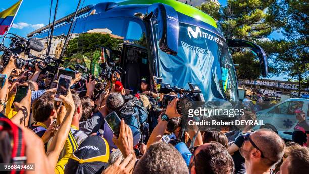 La presse et la foule entourent le coureur colombien Nairo Quintana de l'équipe Movistarlors de l'arrivée de la onzième étape du Tour de France...