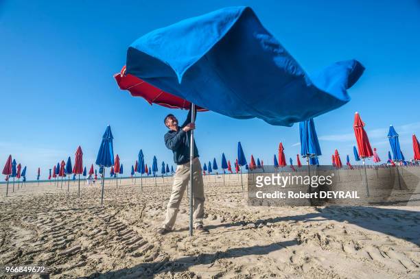 Les établissements du bord de mer ont installé les célèbres parasols qui donnent traditionnellement le signal du début des vacances de pâques, le 15...