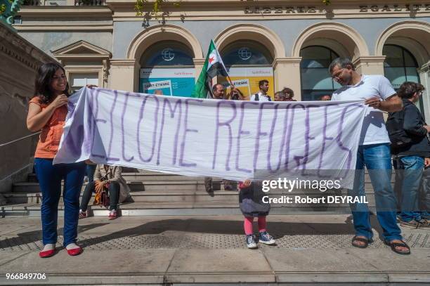 Plusieures dizaines de personnes se sont rassemblées sur les marches de l'Hotel de Ville pour apporter leur soutien aux réfugiés syriens, le 18...