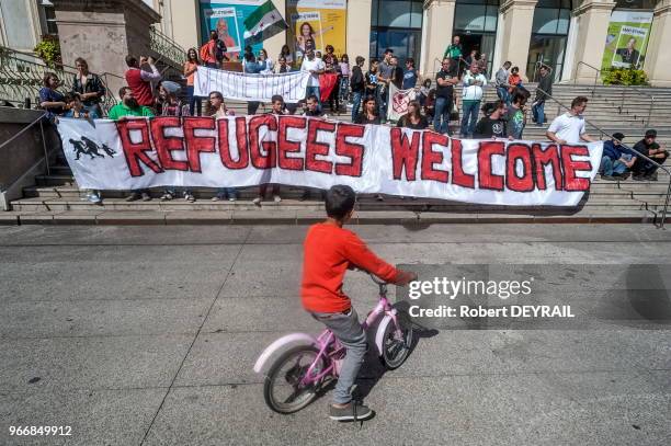 Plusieures dizaines de personnes se sont rassemblées sur les marches de l'Hotel de Ville pour apporter leur soutien aux réfugiés syriens, le 18...