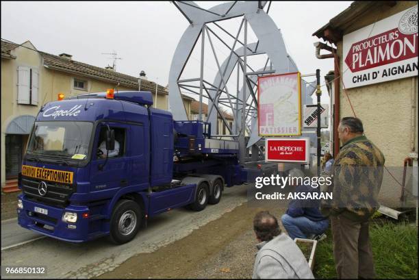 Test drive for ultra wide load convoy carrying dissassembled parts of Airbus 380 jets.