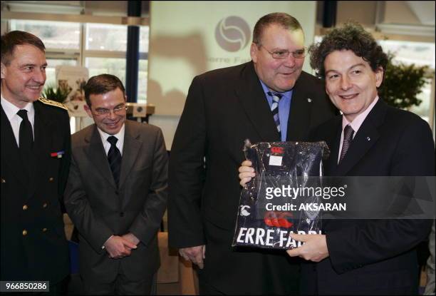 Thierry Breton, le ministre français de l'économie , en visite aux laboratoires Pierre Fabre à Lavaur . Ici Gérard Cholley, ex rugbyman renomé en...